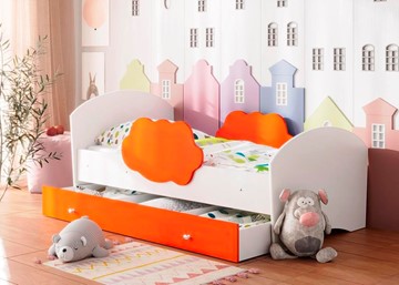 Детская кровать с бортиками Тучка с ящиком, корпус Белый, фасад Оранжевый в Коврове